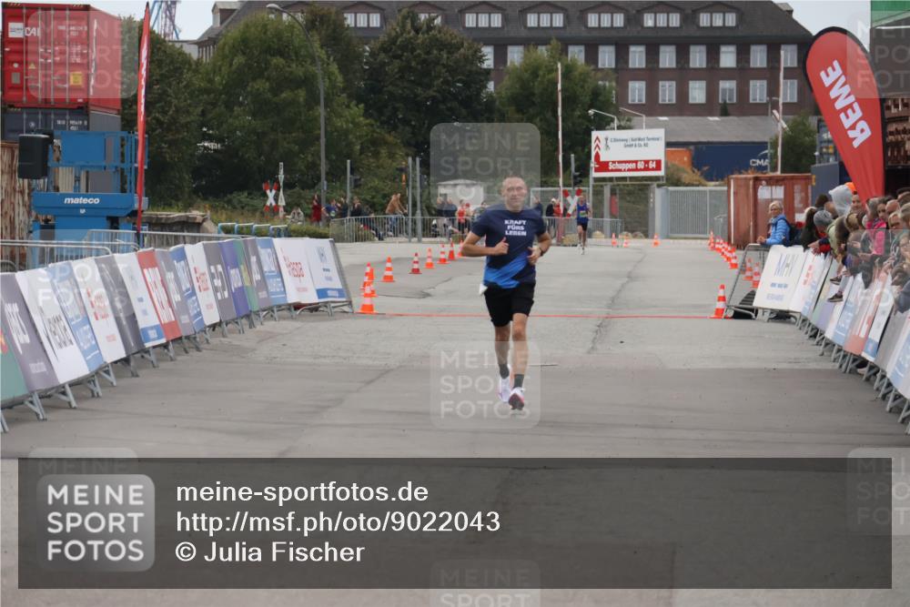 03.10.2025 - Köhlbrandbrückenlauf Julia Fischer http://msf.ph/oto/9022043 03.10.2025 15:45:25 Ziel  meine-sportfotos.de