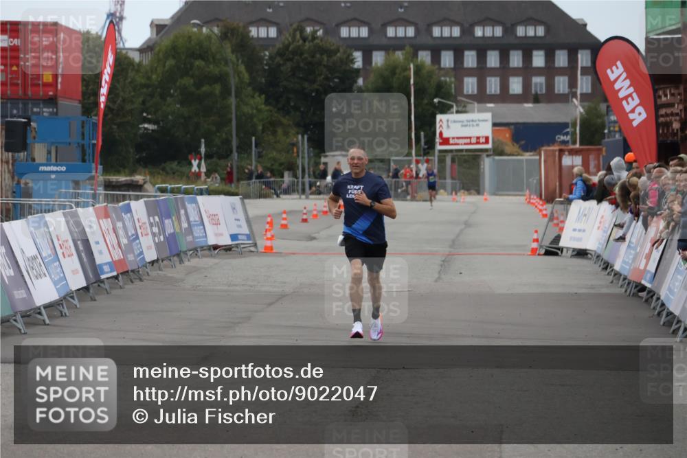 03.10.2025 - Köhlbrandbrückenlauf Julia Fischer http://msf.ph/oto/9022047 03.10.2025 15:45:26 Ziel 9148 meine-sportfotos.de