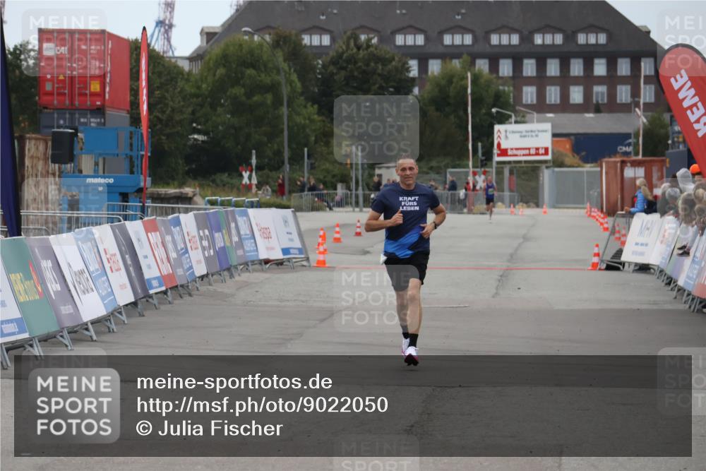 03.10.2025 - Köhlbrandbrückenlauf Julia Fischer http://msf.ph/oto/9022050 03.10.2025 15:45:27 Ziel 9148 meine-sportfotos.de