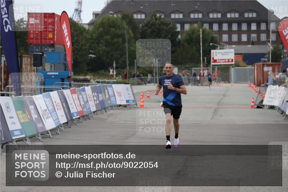 03.10.2025 - Köhlbrandbrückenlauf Julia Fischer http://msf.ph/oto/9022054 03.10.2025 15:45:27 Ziel 9148 meine-sportfotos.de