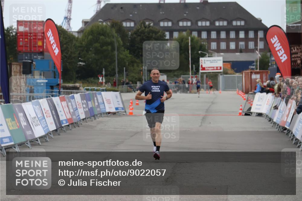 03.10.2025 - Köhlbrandbrückenlauf Julia Fischer http://msf.ph/oto/9022057 03.10.2025 15:45:27 Ziel 9148 meine-sportfotos.de