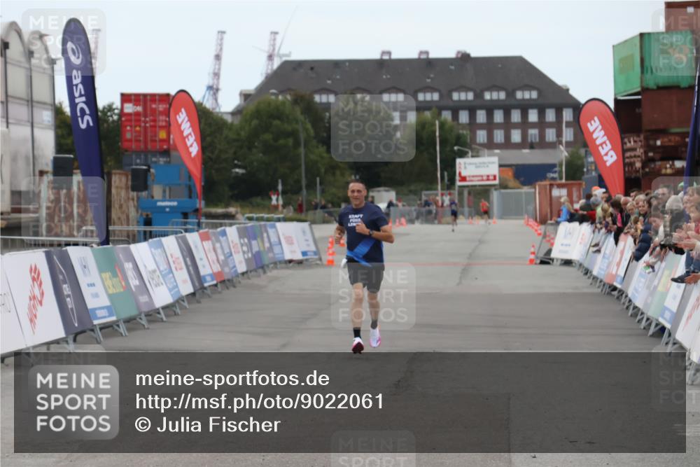 03.10.2025 - Köhlbrandbrückenlauf Julia Fischer http://msf.ph/oto/9022061 03.10.2025 15:45:28 Ziel 9148 meine-sportfotos.de