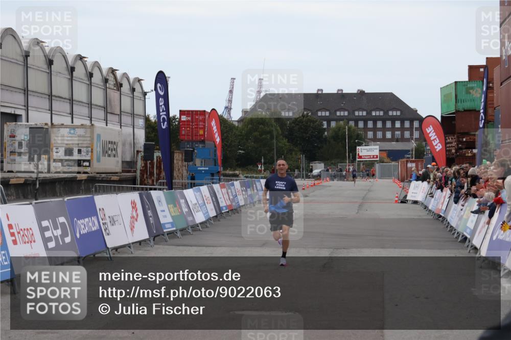03.10.2025 - Köhlbrandbrückenlauf Julia Fischer http://msf.ph/oto/9022063 03.10.2025 15:45:29 Ziel 9148 meine-sportfotos.de