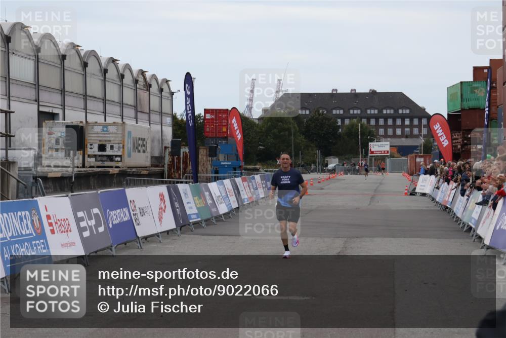 03.10.2025 - Köhlbrandbrückenlauf Julia Fischer http://msf.ph/oto/9022066 03.10.2025 15:45:29 Ziel 9148 meine-sportfotos.de