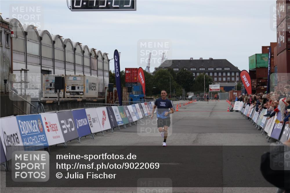03.10.2025 - Köhlbrandbrückenlauf Julia Fischer http://msf.ph/oto/9022069 03.10.2025 15:45:30 Ziel 9148 meine-sportfotos.de