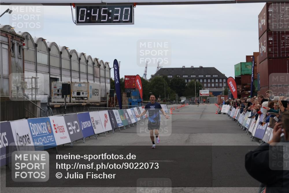03.10.2025 - Köhlbrandbrückenlauf Julia Fischer http://msf.ph/oto/9022073 03.10.2025 15:45:30 Ziel 9148 meine-sportfotos.de