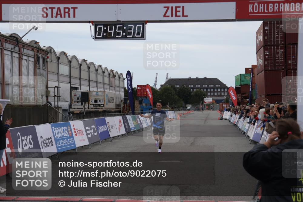 03.10.2025 - Köhlbrandbrückenlauf Julia Fischer http://msf.ph/oto/9022075 03.10.2025 15:45:30 Ziel 9148 meine-sportfotos.de