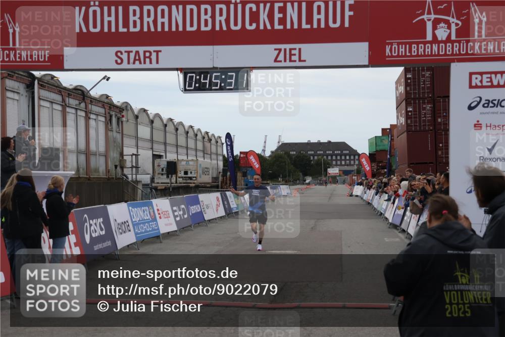03.10.2025 - Köhlbrandbrückenlauf Julia Fischer http://msf.ph/oto/9022079 03.10.2025 15:45:31 Ziel 9148 meine-sportfotos.de