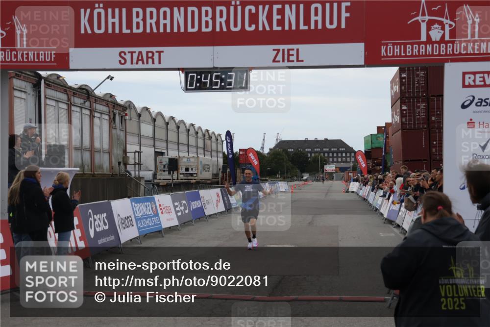 03.10.2025 - Köhlbrandbrückenlauf Julia Fischer http://msf.ph/oto/9022081 03.10.2025 15:45:31 Ziel 9148 meine-sportfotos.de