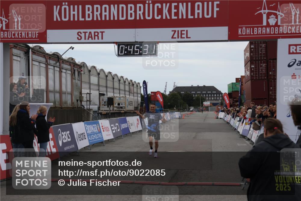 03.10.2025 - Köhlbrandbrückenlauf Julia Fischer http://msf.ph/oto/9022085 03.10.2025 15:45:32 Ziel 9148 meine-sportfotos.de