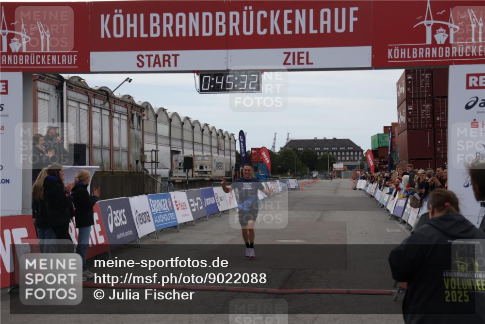 03.10.2025 - Köhlbrandbrückenlauf Julia Fischer http://msf.ph/oto/9022088 03.10.2025 15:45:32 Ziel 9148 meine-sportfotos.de