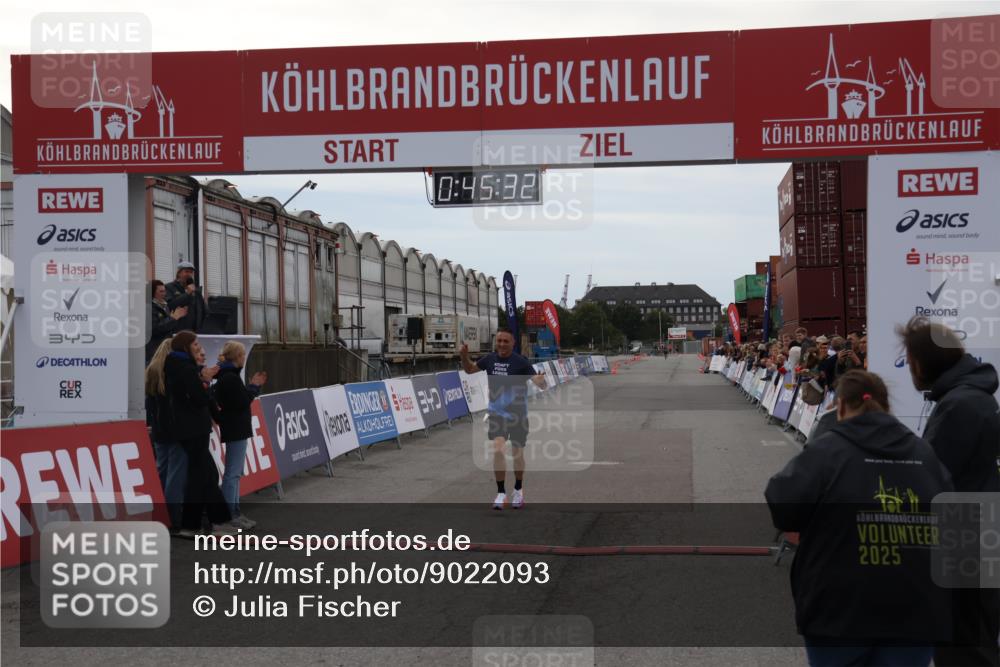 03.10.2025 - Köhlbrandbrückenlauf Julia Fischer http://msf.ph/oto/9022093 03.10.2025 15:45:32 Ziel 9148 meine-sportfotos.de