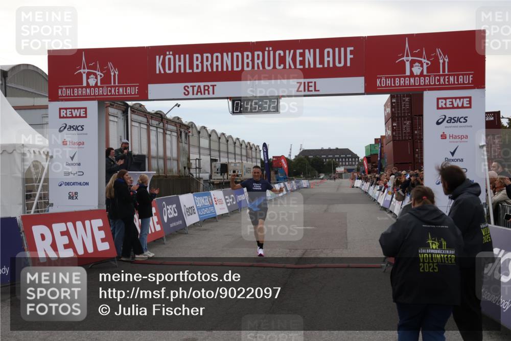 03.10.2025 - Köhlbrandbrückenlauf Julia Fischer http://msf.ph/oto/9022097 03.10.2025 15:45:33 Ziel 9148 meine-sportfotos.de
