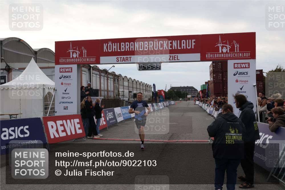 03.10.2025 - Köhlbrandbrückenlauf Julia Fischer http://msf.ph/oto/9022103 03.10.2025 15:45:33 Ziel 9148 meine-sportfotos.de