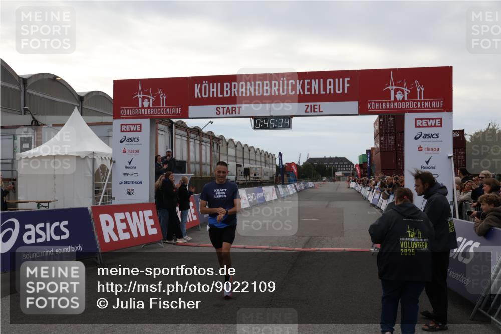 03.10.2025 - Köhlbrandbrückenlauf Julia Fischer http://msf.ph/oto/9022109 03.10.2025 15:45:34 Ziel 9148 meine-sportfotos.de