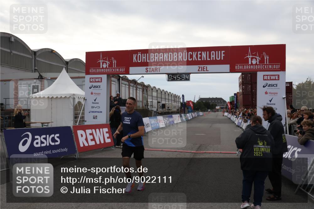 03.10.2025 - Köhlbrandbrückenlauf Julia Fischer http://msf.ph/oto/9022111 03.10.2025 15:45:34 Ziel 9148 meine-sportfotos.de