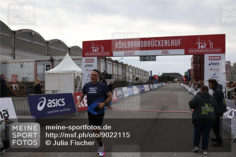 03.10.2025 - Köhlbrandbrückenlauf Julia Fischer http://msf.ph/oto/9022115 03.10.2025 15:45:35 Ziel 9148 meine-sportfotos.de