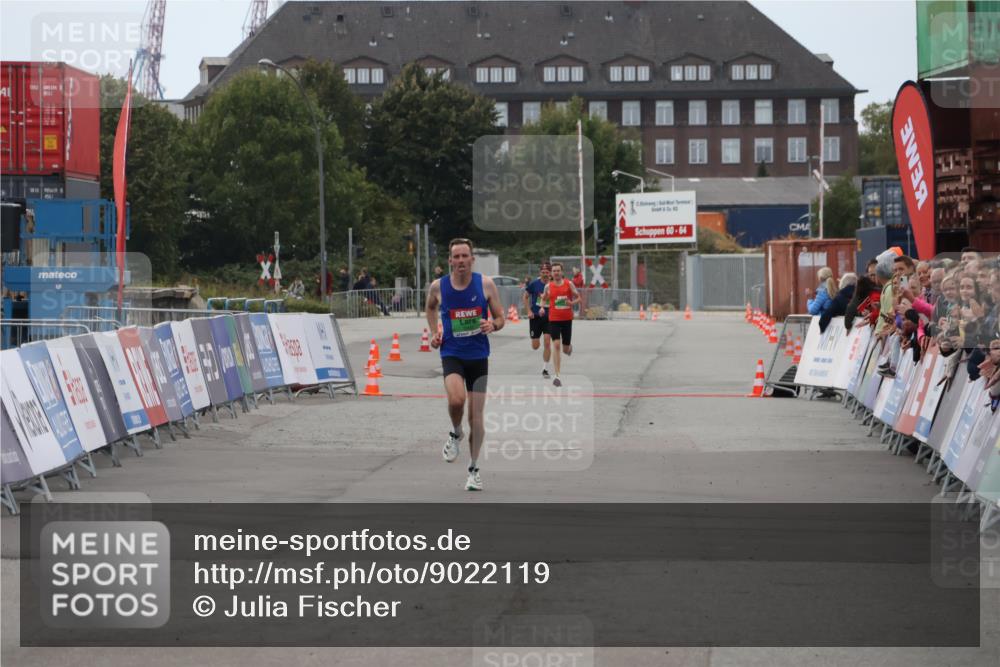 03.10.2025 - Köhlbrandbrückenlauf Julia Fischer http://msf.ph/oto/9022119 03.10.2025 15:45:55 Ziel  meine-sportfotos.de