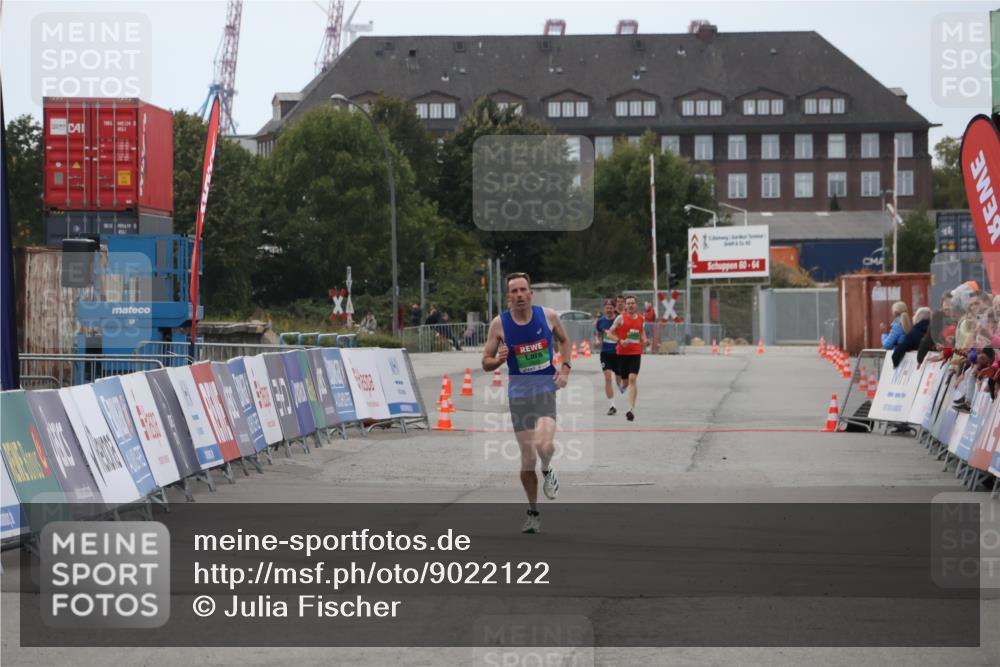 03.10.2025 - Köhlbrandbrückenlauf Julia Fischer http://msf.ph/oto/9022122 03.10.2025 15:45:55 Ziel  meine-sportfotos.de