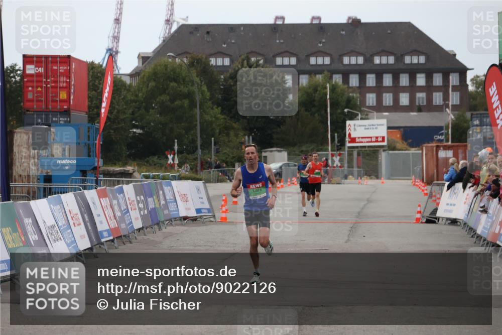 03.10.2025 - Köhlbrandbrückenlauf Julia Fischer http://msf.ph/oto/9022126 03.10.2025 15:45:56 Ziel 7002 meine-sportfotos.de