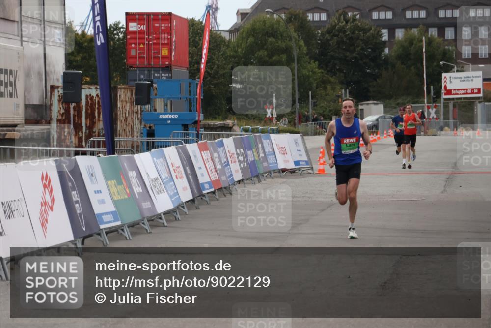 03.10.2025 - Köhlbrandbrückenlauf Julia Fischer http://msf.ph/oto/9022129 03.10.2025 15:45:56 Ziel 7002 meine-sportfotos.de