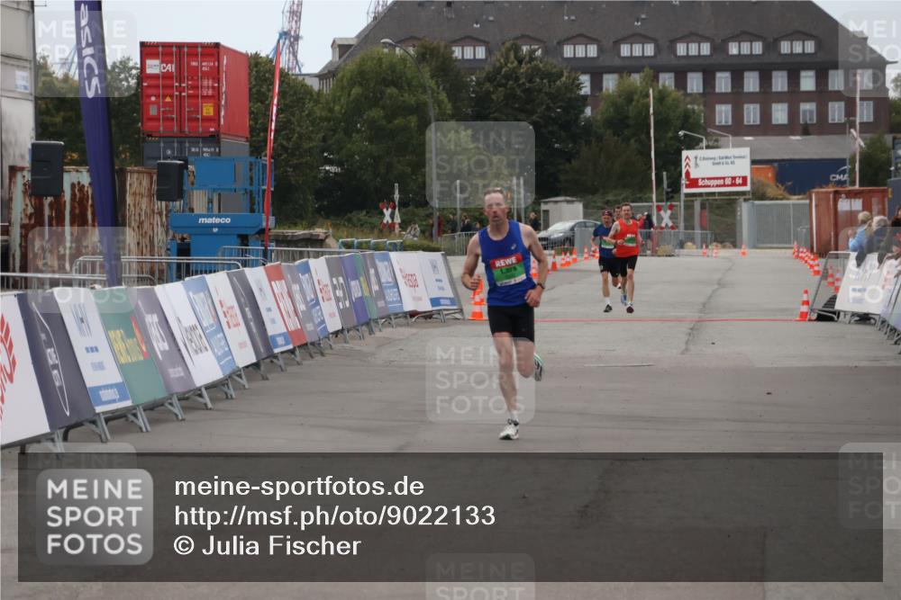 03.10.2025 - Köhlbrandbrückenlauf Julia Fischer http://msf.ph/oto/9022133 03.10.2025 15:45:56 Ziel 7002 meine-sportfotos.de