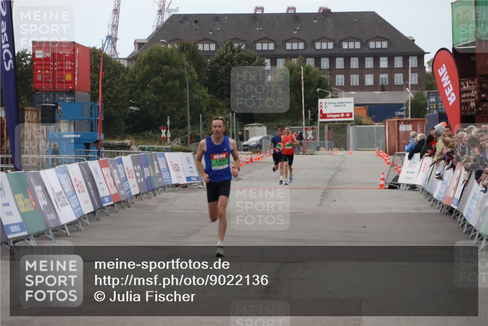 03.10.2025 - Köhlbrandbrückenlauf Julia Fischer http://msf.ph/oto/9022136 03.10.2025 15:45:57 Ziel 7002 meine-sportfotos.de