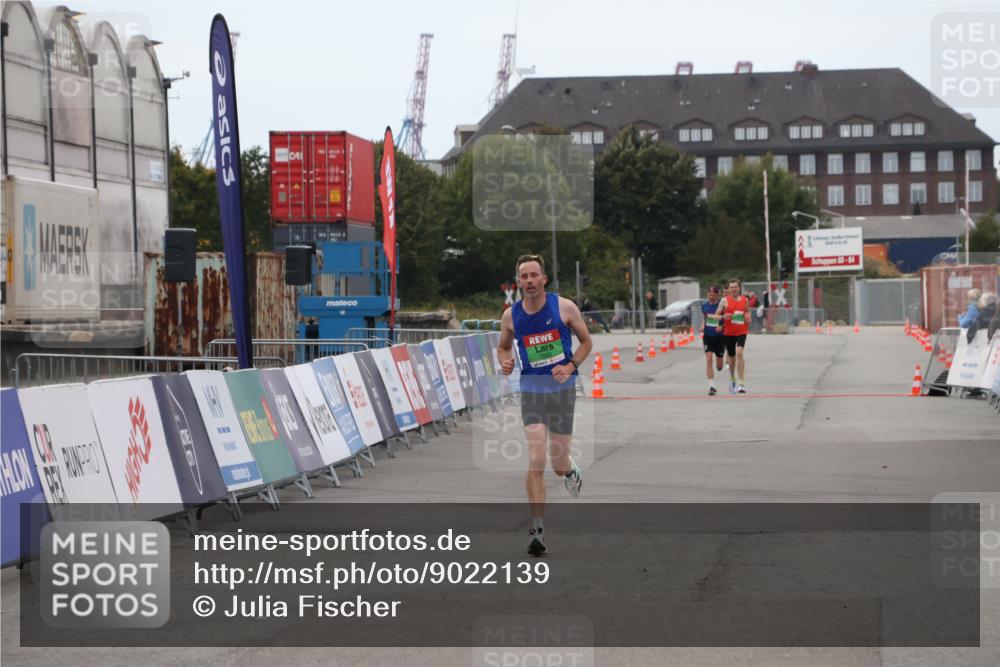 03.10.2025 - Köhlbrandbrückenlauf Julia Fischer http://msf.ph/oto/9022139 03.10.2025 15:45:58 Ziel 7002 meine-sportfotos.de