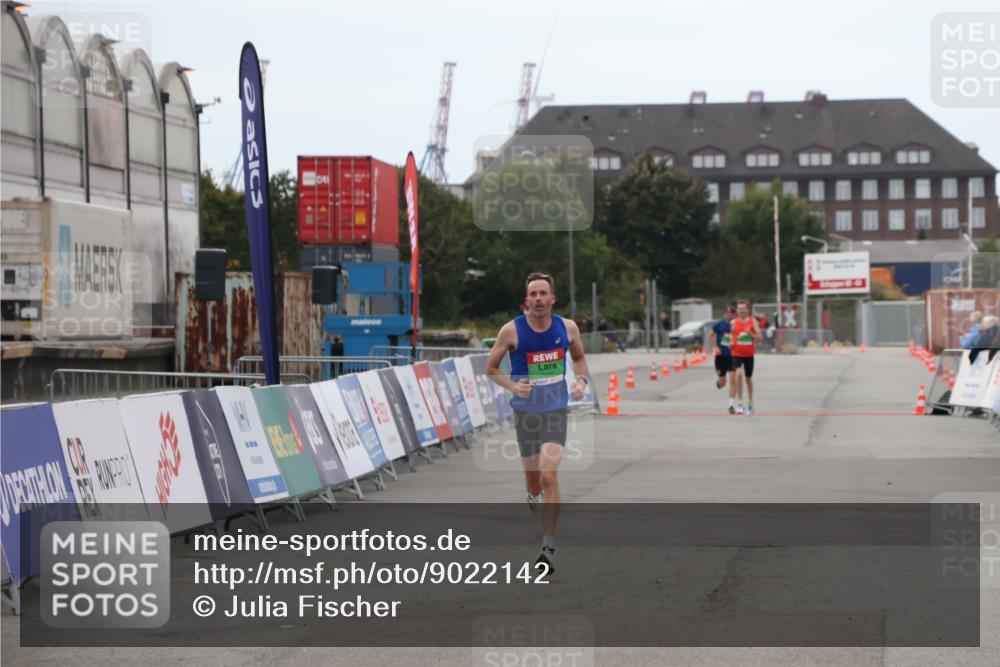 03.10.2025 - Köhlbrandbrückenlauf Julia Fischer http://msf.ph/oto/9022142 03.10.2025 15:45:58 Ziel 7002 meine-sportfotos.de