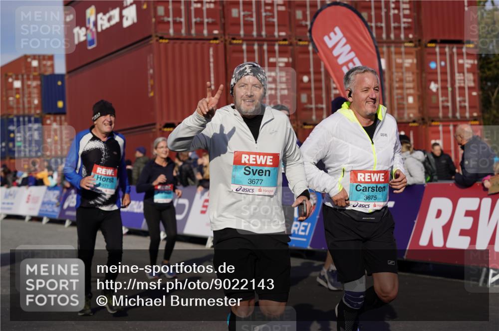 03.10.2025 - Köhlbrandbrückenlauf Michael Burmester http://msf.ph/oto/9022143 03.10.2025 10:23:58 Ziel 1147, 1329, 1853, 1855, 2078, 2103, 2140, 2239, 2351, 2371, 2384, 2970, 2971, 3597, 3675, 3677, 3803, 3810 meine-sportfotos.de