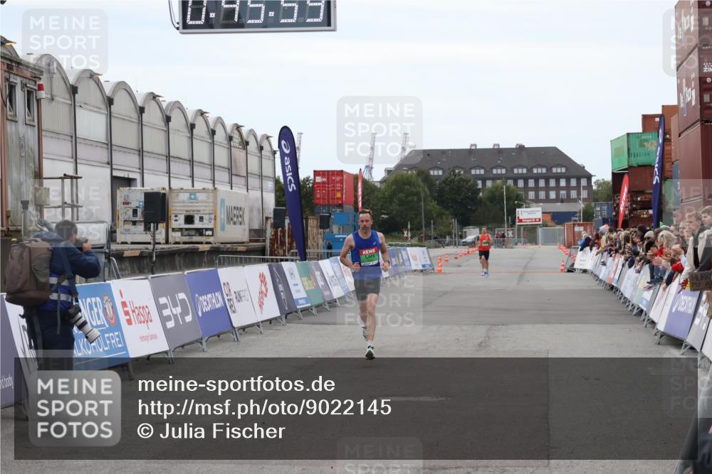 03.10.2025 - Köhlbrandbrückenlauf Julia Fischer http://msf.ph/oto/9022145 03.10.2025 15:45:59 Ziel 7002 meine-sportfotos.de