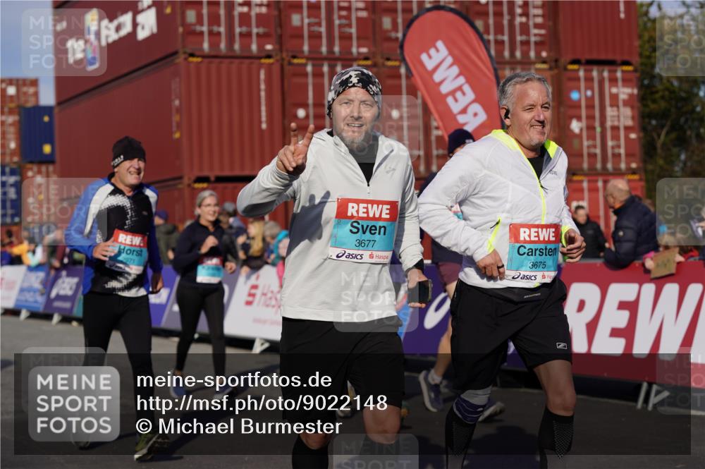 03.10.2025 - Köhlbrandbrückenlauf Michael Burmester http://msf.ph/oto/9022148 03.10.2025 10:23:58 Ziel 1147, 1329, 1853, 1855, 2078, 2103, 2140, 2239, 2351, 2371, 2384, 2970, 2971, 3597, 3675, 3677, 3803, 3810 meine-sportfotos.de