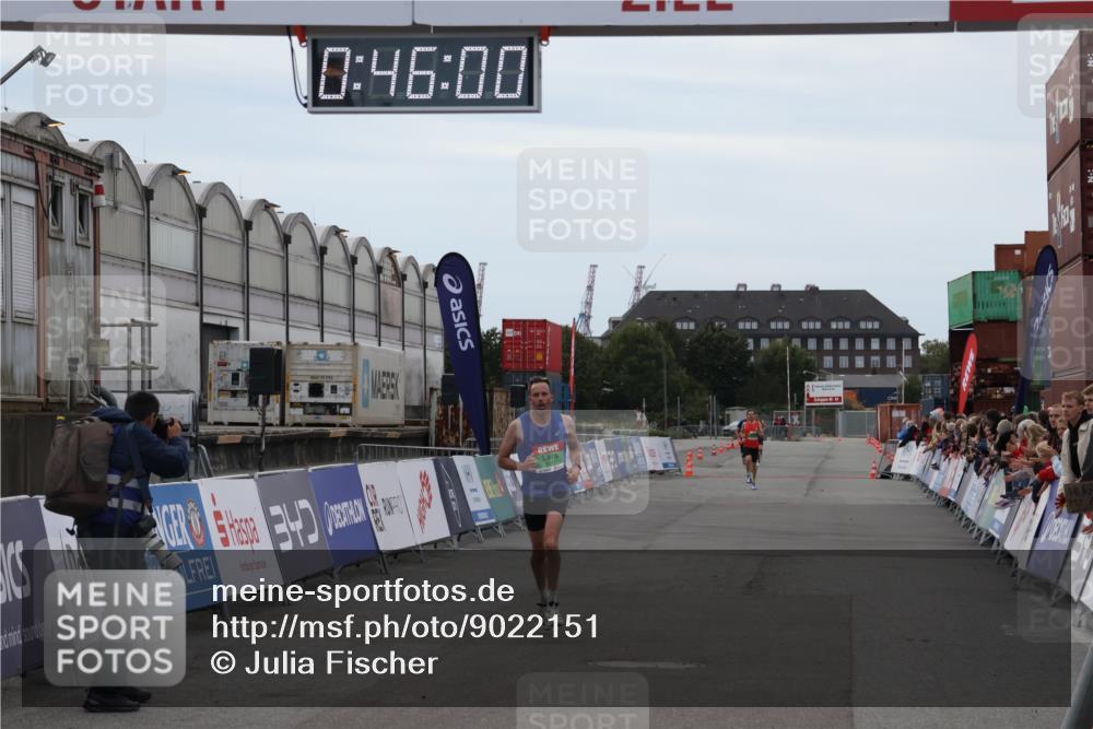 03.10.2025 - Köhlbrandbrückenlauf Julia Fischer http://msf.ph/oto/9022151 03.10.2025 15:46:00 Ziel 7002 meine-sportfotos.de
