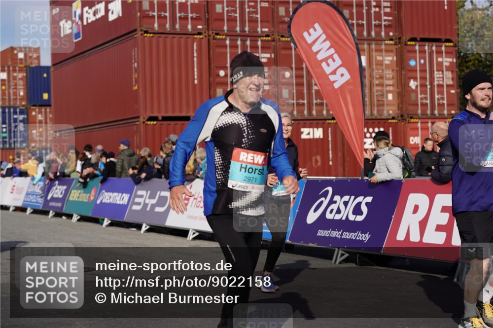 03.10.2025 - Köhlbrandbrückenlauf Michael Burmester http://msf.ph/oto/9022158 03.10.2025 10:23:59 Ziel 1329, 1853, 1855, 2078, 2103, 2140, 2239, 2351, 2371, 2384, 2970, 2971, 3597, 3675, 3677, 3803, 3810 meine-sportfotos.de