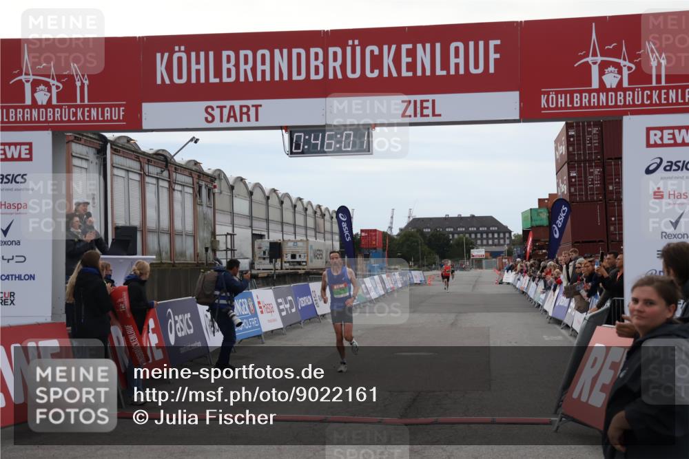 03.10.2025 - Köhlbrandbrückenlauf Julia Fischer http://msf.ph/oto/9022161 03.10.2025 15:46:01 Ziel 7002 meine-sportfotos.de