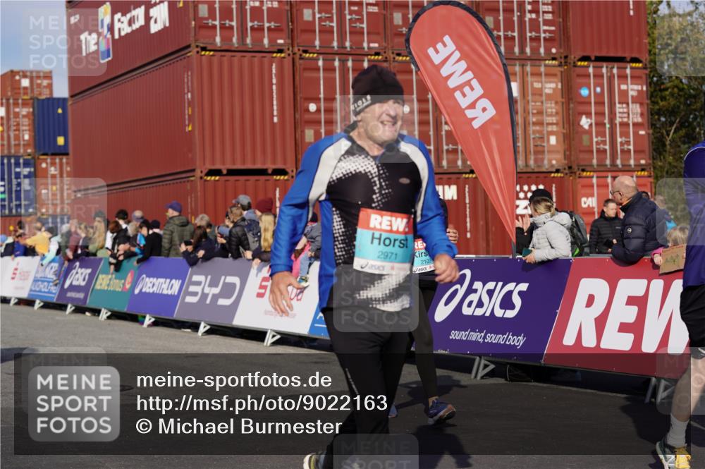 03.10.2025 - Köhlbrandbrückenlauf Michael Burmester http://msf.ph/oto/9022163 03.10.2025 10:23:59 Ziel 1329, 1853, 1855, 2078, 2103, 2140, 2239, 2351, 2371, 2384, 2970, 2971, 3597, 3675, 3677, 3803, 3810 meine-sportfotos.de