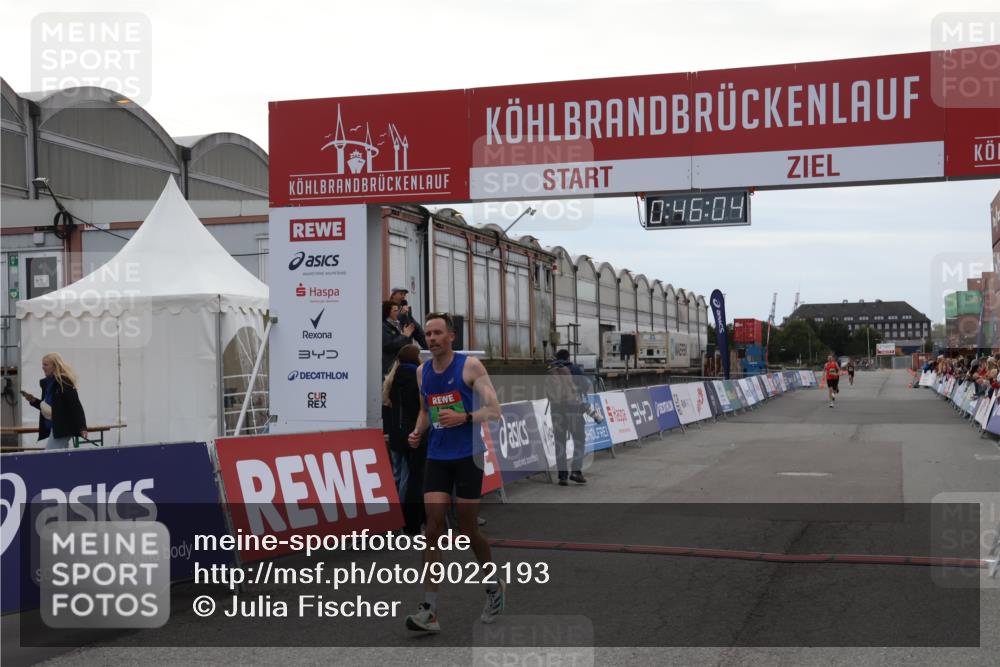 03.10.2025 - Köhlbrandbrückenlauf Julia Fischer http://msf.ph/oto/9022193 03.10.2025 15:46:04 Ziel 7002 meine-sportfotos.de