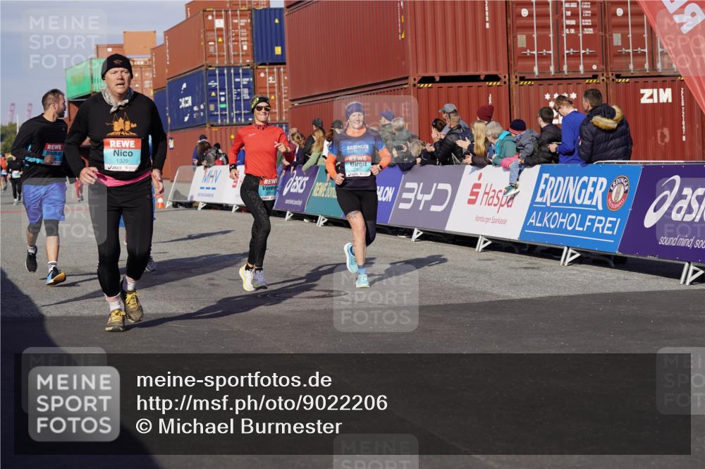 03.10.2025 - Köhlbrandbrückenlauf Michael Burmester http://msf.ph/oto/9022206 03.10.2025 10:24:05 Ziel 1329, 2239, 2319, 2340, 2384, 2970, 3597 meine-sportfotos.de