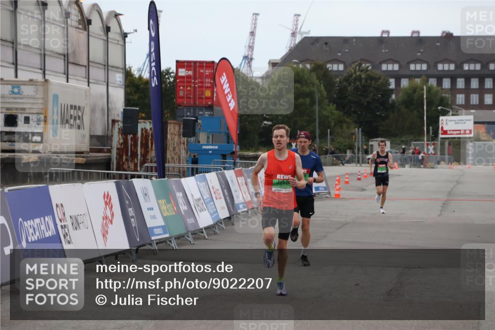 03.10.2025 - Köhlbrandbrückenlauf Julia Fischer http://msf.ph/oto/9022207 03.10.2025 15:46:08 Ziel 7002, 7003, 9130 meine-sportfotos.de