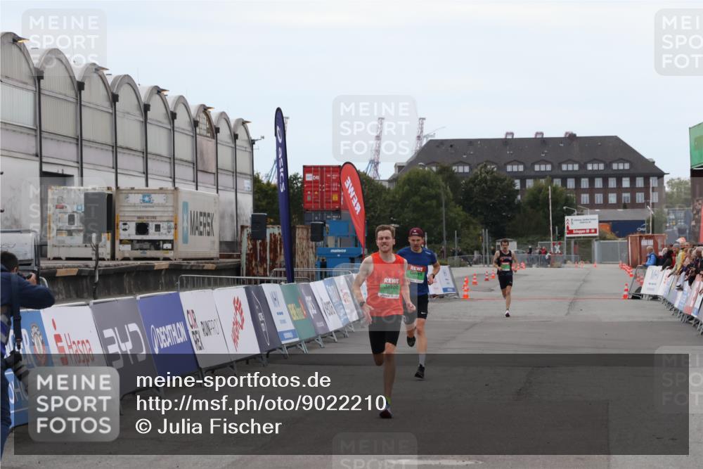 03.10.2025 - Köhlbrandbrückenlauf Julia Fischer http://msf.ph/oto/9022210 03.10.2025 15:46:09 Ziel 7002, 7003, 9130 meine-sportfotos.de