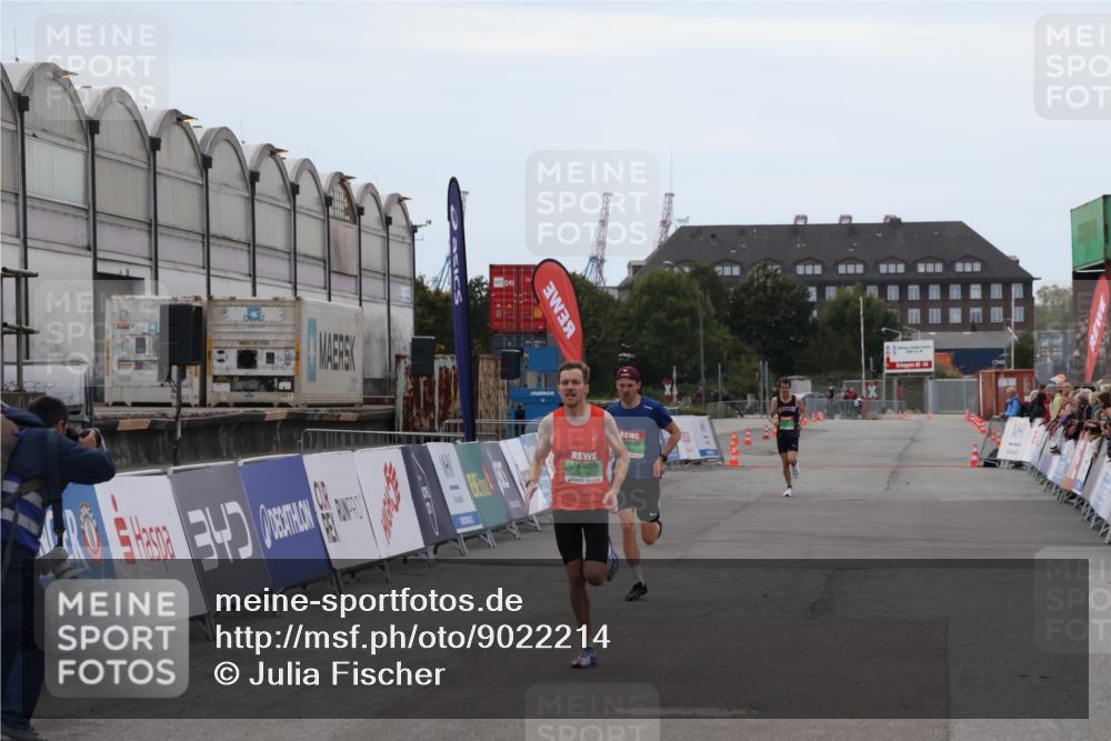 03.10.2025 - Köhlbrandbrückenlauf Julia Fischer http://msf.ph/oto/9022214 03.10.2025 15:46:09 Ziel 7002, 7003, 9130 meine-sportfotos.de