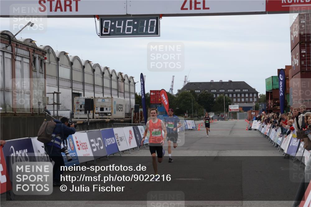 03.10.2025 - Köhlbrandbrückenlauf Julia Fischer http://msf.ph/oto/9022216 03.10.2025 15:46:10 Ziel 7002, 7003, 9130 meine-sportfotos.de