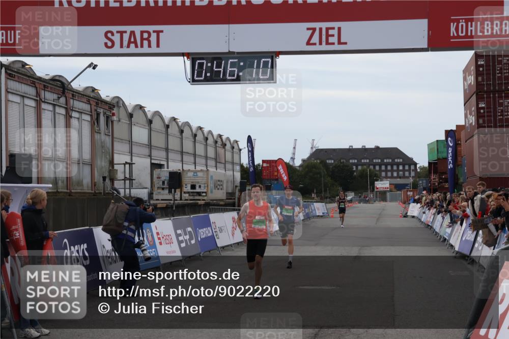 03.10.2025 - Köhlbrandbrückenlauf Julia Fischer http://msf.ph/oto/9022220 03.10.2025 15:46:10 Ziel 7002, 7003, 9130 meine-sportfotos.de