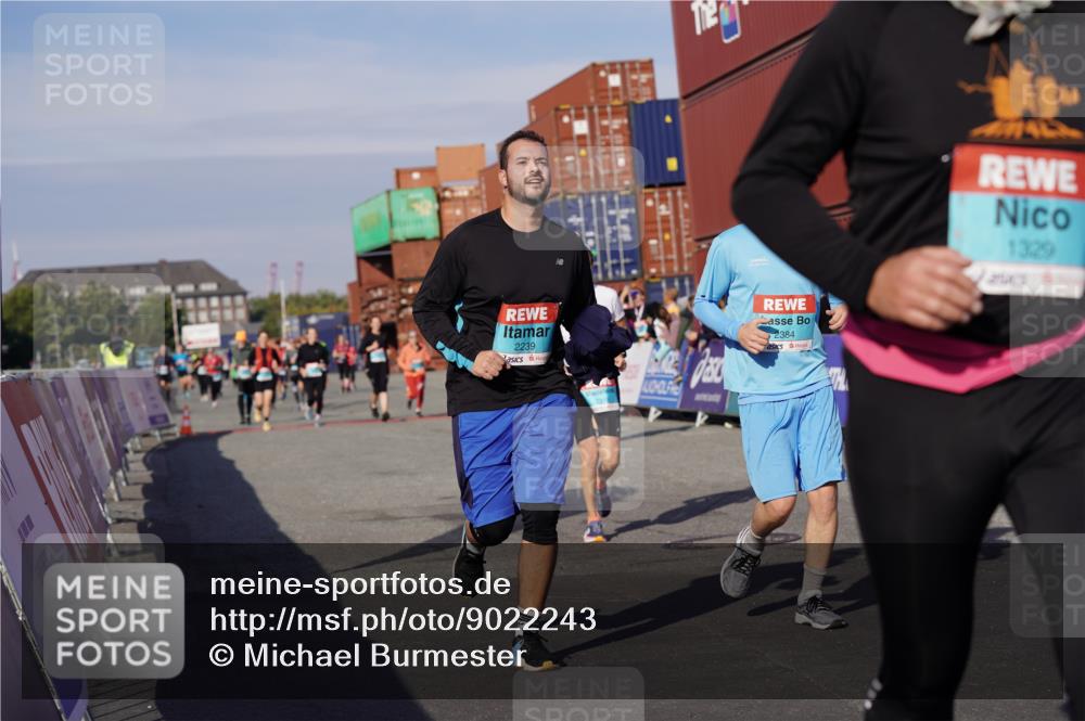 03.10.2025 - Köhlbrandbrückenlauf Michael Burmester http://msf.ph/oto/9022243 03.10.2025 10:24:07 Ziel 1329, 2239, 2319, 2340, 2384, 2970, 3597 meine-sportfotos.de
