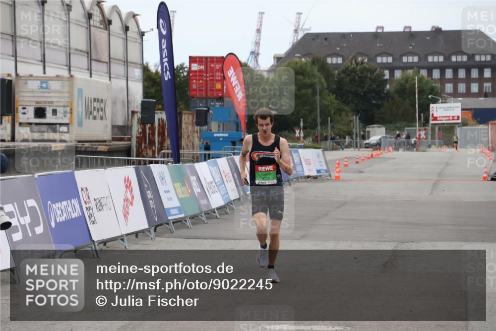 03.10.2025 - Köhlbrandbrückenlauf Julia Fischer http://msf.ph/oto/9022245 03.10.2025 15:46:17 Ziel 7003, 9130, 9720 meine-sportfotos.de
