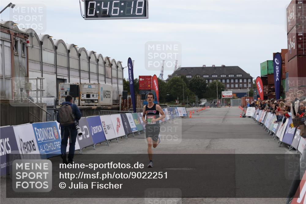 03.10.2025 - Köhlbrandbrückenlauf Julia Fischer http://msf.ph/oto/9022251 03.10.2025 15:46:18 Ziel 7003, 9130, 9720 meine-sportfotos.de