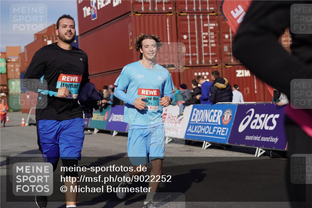 03.10.2025 - Köhlbrandbrückenlauf Michael Burmester http://msf.ph/oto/9022252 03.10.2025 10:24:08 Ziel 1329, 1440, 1732, 1895, 2239, 2319, 2340, 2384, 2970, 3597 meine-sportfotos.de