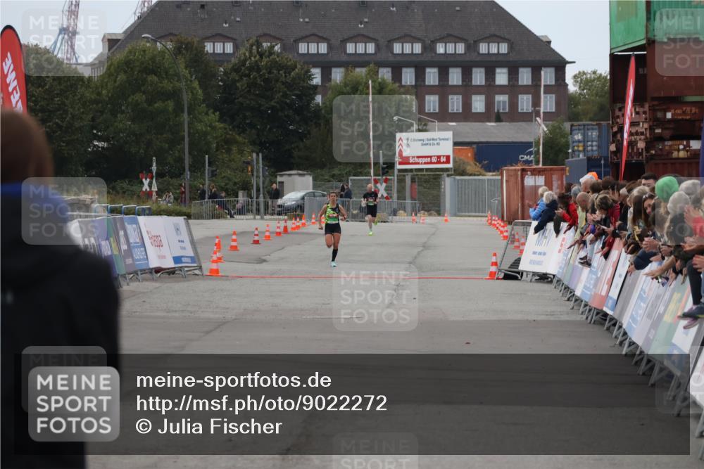 03.10.2025 - Köhlbrandbrückenlauf Julia Fischer http://msf.ph/oto/9022272 03.10.2025 15:46:43 Ziel  meine-sportfotos.de