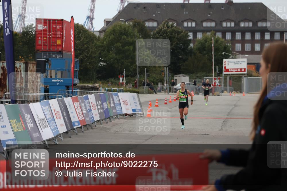 03.10.2025 - Köhlbrandbrückenlauf Julia Fischer http://msf.ph/oto/9022275 03.10.2025 15:46:49 Ziel  meine-sportfotos.de