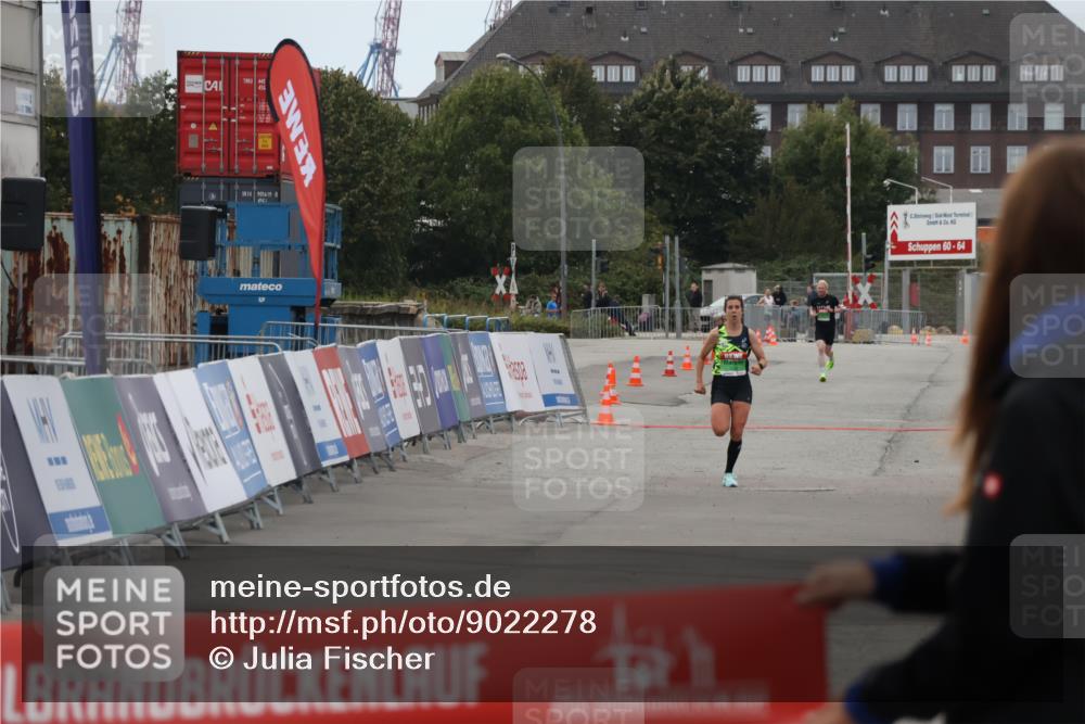 03.10.2025 - Köhlbrandbrückenlauf Julia Fischer http://msf.ph/oto/9022278 03.10.2025 15:46:50 Ziel  meine-sportfotos.de